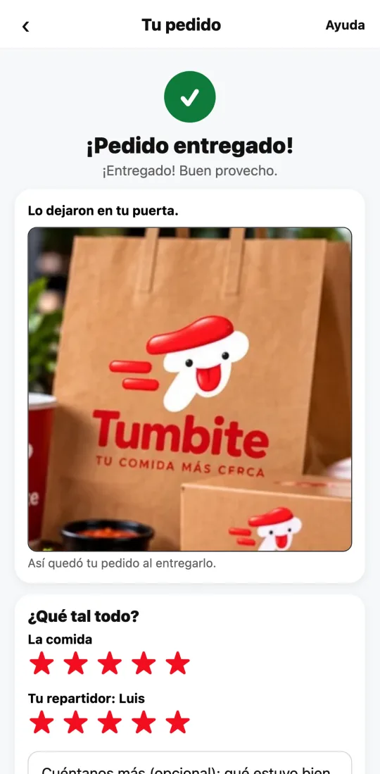 Pedido entregado con la calificación de la comida y del repartidor con estrellas.