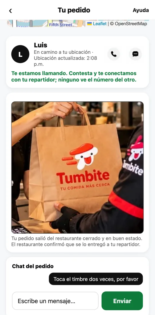 Pedido en camino en la app del cliente, con el chat para escribirle al repartidor y la hora de llegada a más tardar.