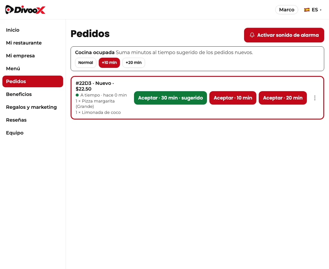 Panel de pedidos del restaurante con «Cocina ocupada» en +10 min y el botón verde «Aceptar · 30 min · sugerido» en el pedido nuevo.