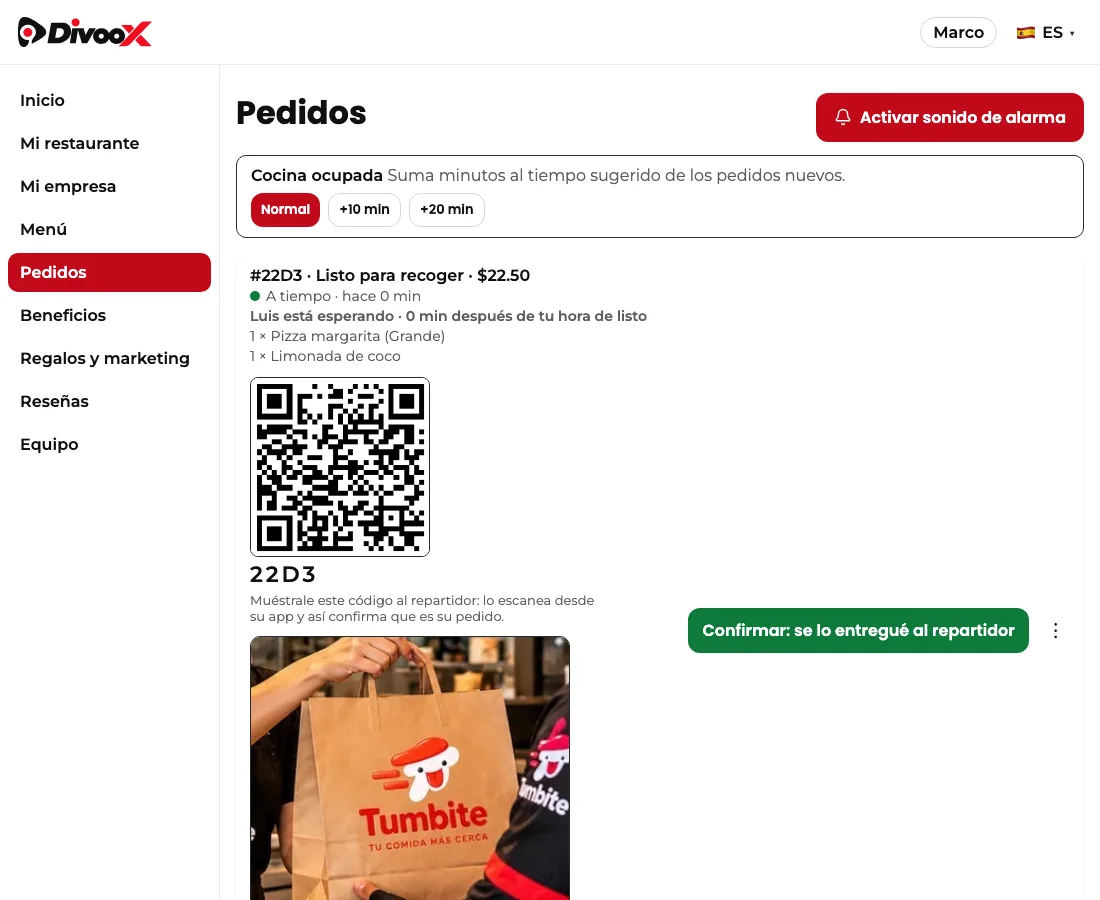 Panel del restaurante con el pedido listo: el código QR, el número, la foto del repartidor y el botón verde de confirmar.