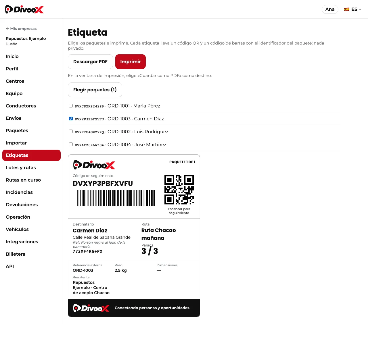 Etiqueta de un paquete con código QR, código de barras y código plus